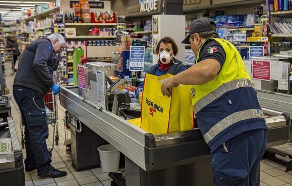 Сотрудники социальной службы покупают продукты людям пожилого возраста для предотвращения распространения инфекции Сотрудники социальной службы покупают продукты людям пожилого возраста для предотвращения распространения инфекции