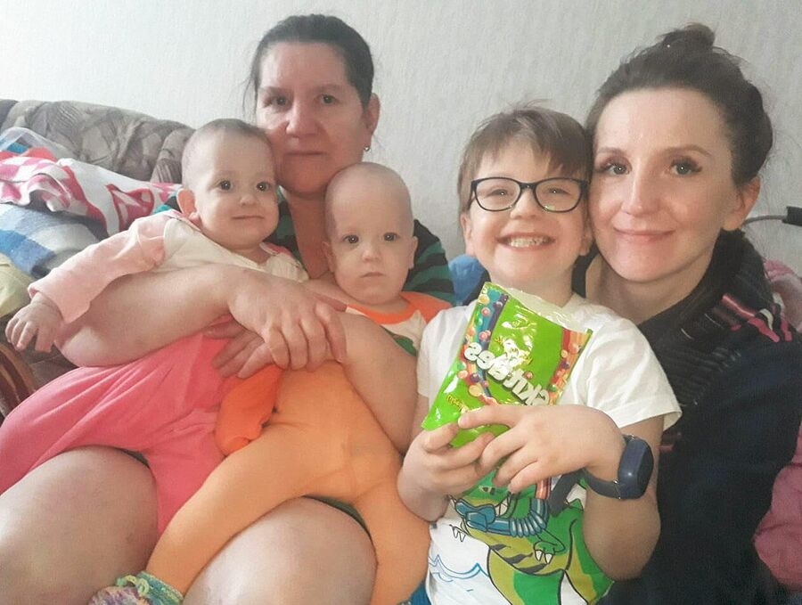 Следить за тройней Наталье помогает мама Следить за тройней Наталье помогает мама