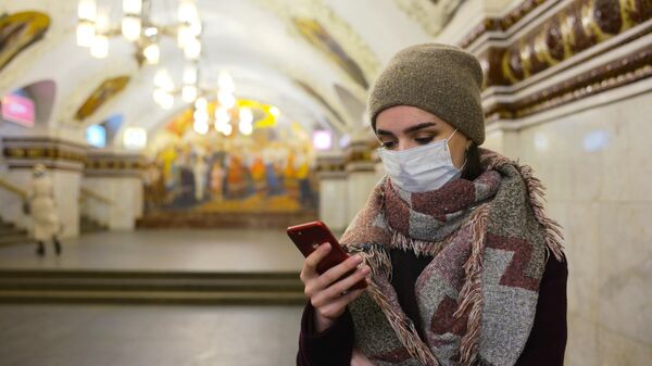 Пассажир московского метрополитена в медицинской маске Пассажир московского метрополитена в медицинской маске