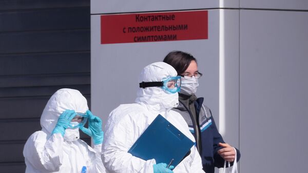 Врачи скорой медицинской помощи доставили пациента с подозрением на коронавирус в больницу в Коммунарке Врачи скорой медицинской помощи доставили пациента с подозрением на коронавирус в больницу в Коммунарке