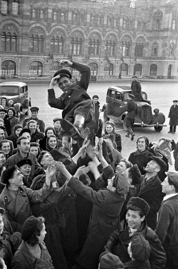 Москвичи подкидывают офицера в день победы 9 мая 1945 г. на Красной площади Москвичи подкидывают офицера в день победы 9 мая 1945 г. на Красной площади