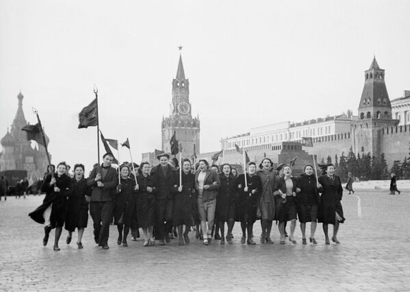 Утром 9 мая 1945 года на Красной площади Утром 9 мая 1945 года на Красной площади