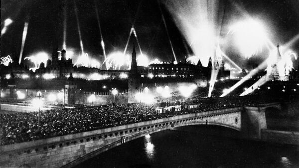 9 мая 1945 г. в ознаменование Победы над Германией в Москве был дан салют из 30 артиллерийских залпов из 1 тысячи орудий, сопровождающийся перекрестными лучами из 160 прожекторов и пуском разноцветных ракет 9 мая 1945 г. в ознаменование Победы над Германией в Москве был дан салют из 30 артиллерийских залпов из 1 тысячи орудий, сопровождающийся перекрестными лучами из 160 прожекторов и пуском разноцветных ракет