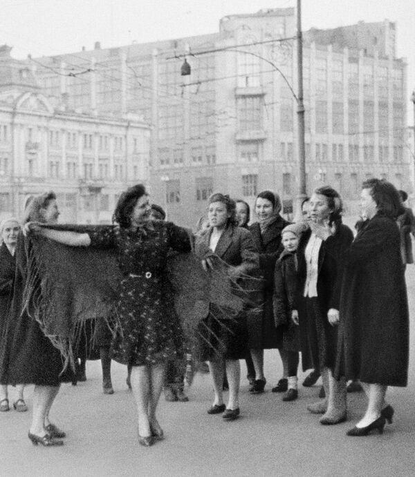 Женщины танцуют на улицах Москвы в честь Дня Победы 9 мая 1945 года Женщины танцуют на улицах Москвы в честь Дня Победы 9 мая 1945 года