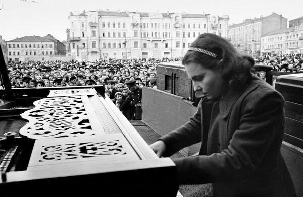 Пианистка Московской консерватории Нина Петровна Емельянова во время выступления на площади Маяковского в Москве. 9 мая 1945 года Пианистка Московской консерватории Нина Петровна Емельянова во время выступления на площади Маяковского в Москве. 9 мая 1945 года
