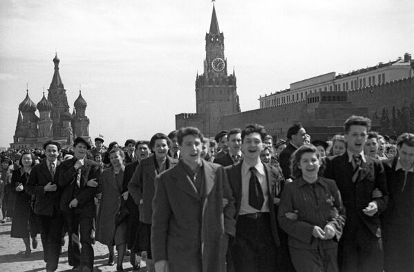 Народное гулянье на Красной площади в честь победы советского народа над фашистской Германией в Великой Отечественной войне 1941-1945 годов Народное гулянье на Красной площади в честь победы советского народа над фашистской Германией в Великой Отечественной войне 1941-1945 годов