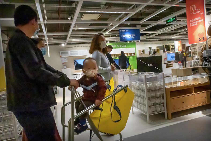 Покупатели в защитных масках в магазине ИКЕА в Пекине Покупатели в защитных масках в магазине ИКЕА в Пекине