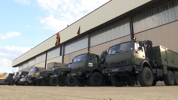 Автомобили с медицинским оборудованием, доставленные военно-транспортным самолетом ВКС России Ил-76 МД, на итальянской авиабазе Практика-ли-Маре Автомобили с медицинским оборудованием, доставленные военно-транспортным самолетом ВКС России Ил-76 МД, на итальянской авиабазе Практика-ли-Маре