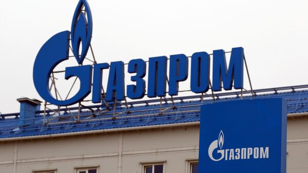 Логотип Газпрома на здании компрессорной станции Русская Логотип Газпрома на здании компрессорной станции Русская