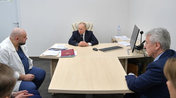 Президент РФ Владимир Путин во время посещения больницы, предназначенной для пациентов с подозрением на коронавирус, в московском посёлке Коммунарка Президент РФ Владимир Путин во время посещения больницы, предназначенной для пациентов с подозрением на коронавирус, в московском посёлке Коммунарка