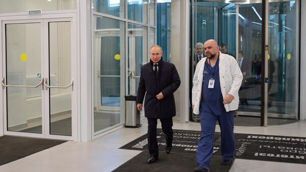 Президент РФ Владимир Путин во время посещения больницы, предназначенной для пациентов с подозрением на коронавирус, в московском посёлке Коммунарка Президент РФ Владимир Путин во время посещения больницы, предназначенной для пациентов с подозрением на коронавирус, в московском посёлке Коммунарка