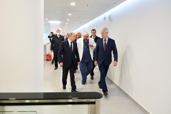 Президент РФ Владимир Путин во время посещения больницы, предназначенной для пациентов с подозрением на коронавирус, в московском посёлке Коммунарка Президент РФ Владимир Путин во время посещения больницы, предназначенной для пациентов с подозрением на коронавирус, в московском посёлке Коммунарка