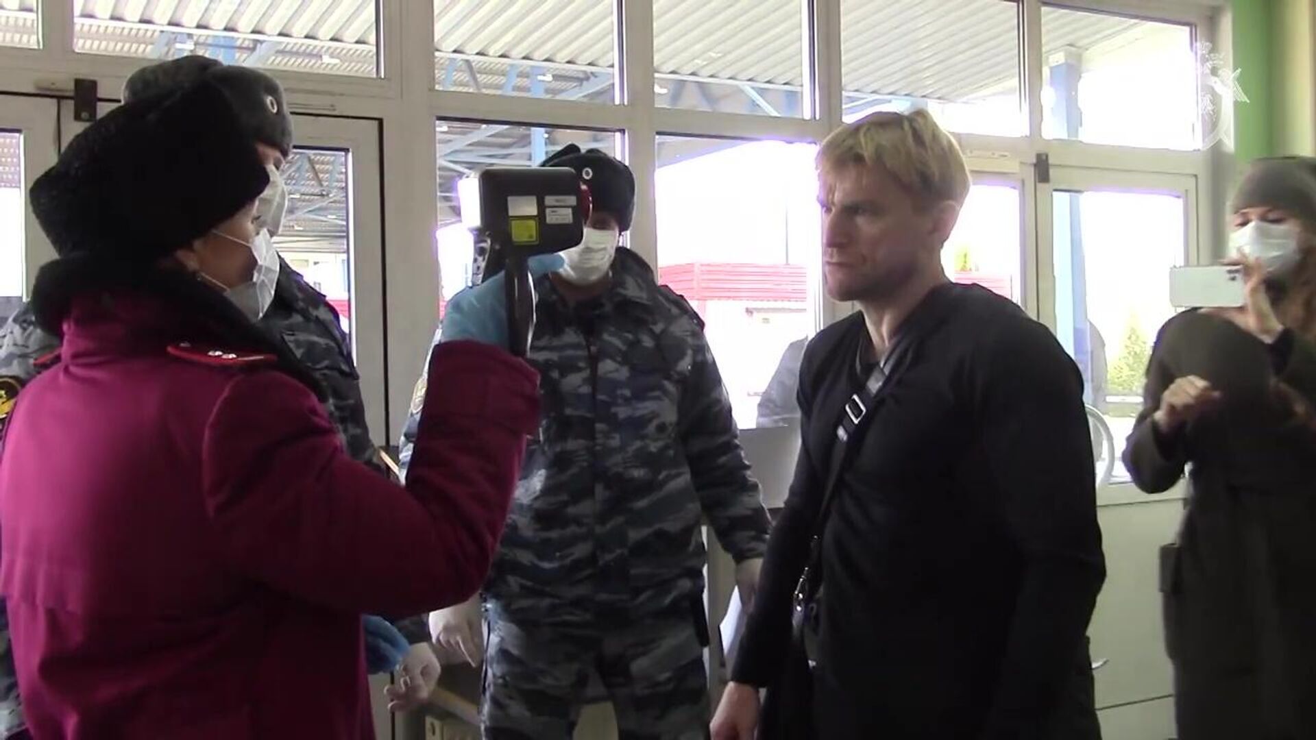 Совладелец сгоревшего торгового центра Зимняя вишня Вячеслав Вишневский, экстрадированный из Польши в Россию. Стоп-кадр видео Совладелец сгоревшего торгового центра Зимняя вишня Вячеслав Вишневский, экстрадированный из Польши в Россию. Стоп-кадр видео - РИА Новости, 1920, 25.03.2020