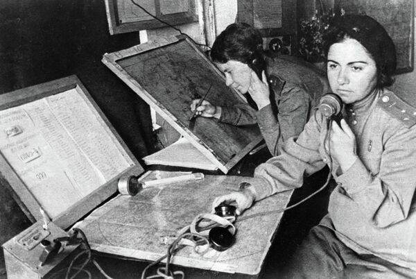 Оператор Нина Словохотова (слева) и штурман авиаполка Зулейха Сеид-Мамедова в штабе наведения Оператор Нина Словохотова (слева) и штурман авиаполка Зулейха Сеид-Мамедова в штабе наведения