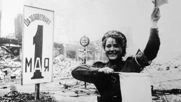 Военная регулировщица Мария Шальнева на Александерплац в Берлине Военная регулировщица Мария Шальнева на Александерплац в Берлине