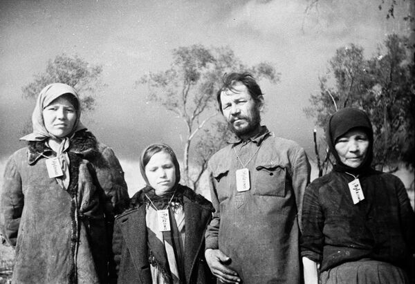 Жители деревни Зубцово. В оккупированных деревнях фашисты обязывали население носить на шее бирки с названием деревни, где они живут Жители деревни Зубцово. В оккупированных деревнях фашисты обязывали население носить на шее бирки с названием деревни, где они живут