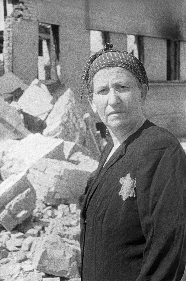 Жительница еврейского гетто на развалинах родного дома Жительница еврейского гетто на развалинах родного дома