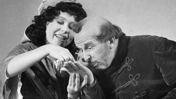 Актеры Сергей Мартинсон и Инна Макарова в сцене из спектакля-водевиля Дочь русского актера Актеры Сергей Мартинсон и Инна Макарова в сцене из спектакля-водевиля Дочь русского актера