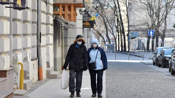 Горожане в защитных масках на улице Львова, Украина Горожане в защитных масках на улице Львова, Украина