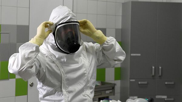 Врач в защитном костюме в боксе экстренной медицинской помощи Ильинской больницы Врач в защитном костюме в боксе экстренной медицинской помощи Ильинской больницы