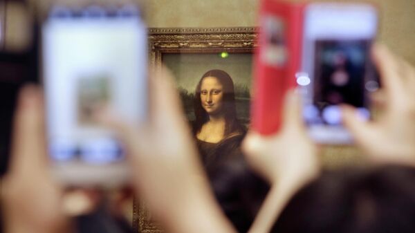 Картина Леонардо де Винчи Мона Лиза в Лувре 