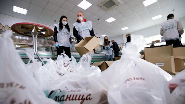 Волонтёры формируют продуктовые наборы для пенсионеров Волонтёры формируют продуктовые наборы для пенсионеров