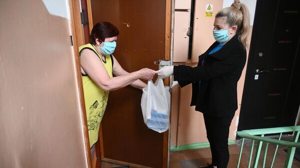 Социальный работник доставила продуктовый набор для пенсионерки в Ростове-на-Дону Социальный работник доставила продуктовый набор для пенсионерки в Ростове-на-Дону
