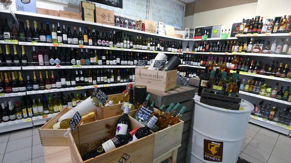 Полки с алкогольной продукцией в одном из магазинов в Москве Полки с алкогольной продукцией в одном из магазинов в Москве
