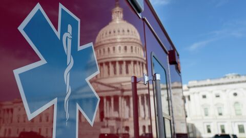 Резервная машина скорой помощи рядом с Капитолием США Резервная машина скорой помощи рядом с Капитолием США