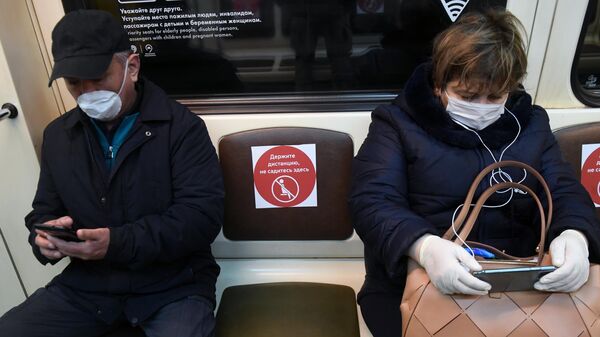 Пассажиры в вагоне поезда московского метро