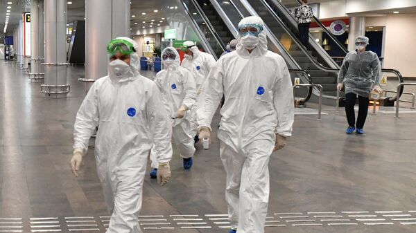 Медицинские работники перед встречей пассажиров, прилетающих из Бангкока в Москву в аэропорту Шереметьево