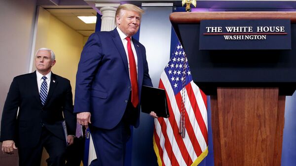 Президент США Дональд Трамп и вице-президент Майк Пенс во время брифинга о коронавирусе в Белом доме Президент США Дональд Трамп и вице-президент Майк Пенс во время брифинга о коронавирусе в Белом доме