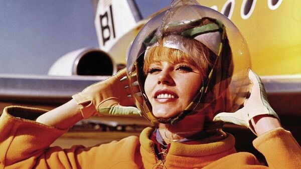 Стюардесса Braniff Airlines в униформе Стюардесса Braniff Airlines в униформе