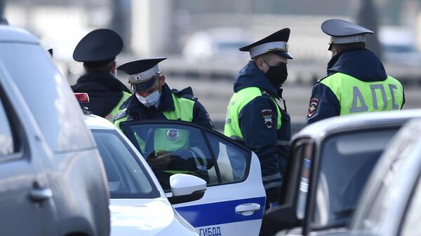 Сотрудники ГИБДД проверяют автомобили на въезде в Москву Сотрудники ГИБДД проверяют автомобили на въезде в Москву