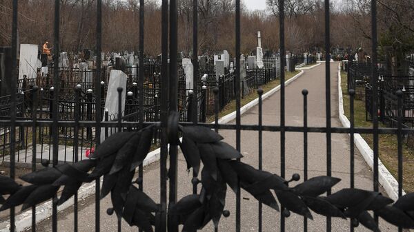 Житель Хакасии огородил свою землю в поле надгробиями с кладбища