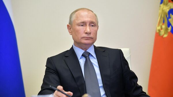 Путин поручил разработать дополнительные меры господдержки детей-сирот