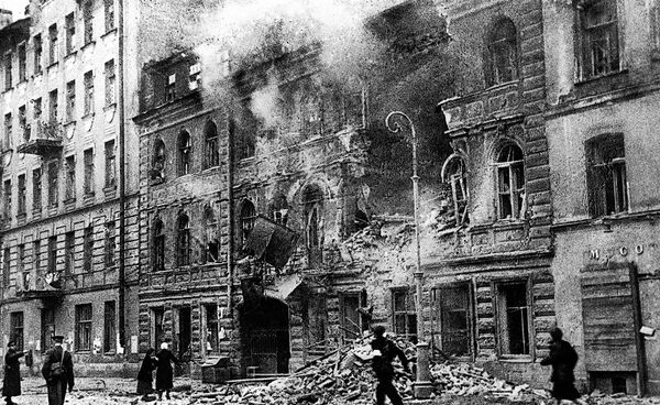 На улице Маяковского в Ленинграде во время обстрела немецкой артиллерией На улице Маяковского в Ленинграде во время обстрела немецкой артиллерией
