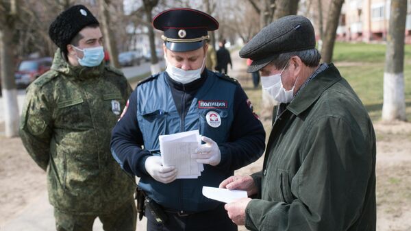 Члены станичного казачьего общества совместно с сотрудниками правоохранительных органов патрулируют улицы Рузы во время режима самоизоляции в Московской области Члены станичного казачьего общества совместно с сотрудниками правоохранительных органов патрулируют улицы Рузы во время режима самоизоляции в Московской области