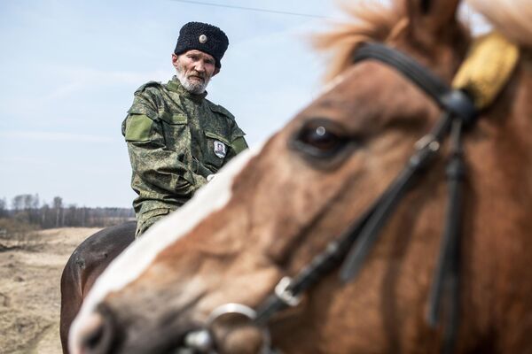 Член станичного казачьего общества Рузского района патрулирует окрестности Рузы во время режима самоизоляции в Московской области Член станичного казачьего общества Рузского района патрулирует окрестности Рузы во время режима самоизоляции в Московской области