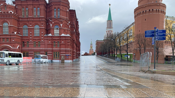 Вид с Манежной площади в сторону Красной площади в Москве Вид с Манежной площади в сторону Красной площади в Москве