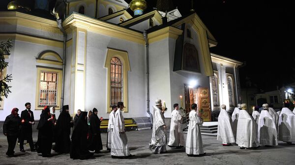 Священнослужители во время крестного хода вокруг Вознесенского кафедрального собора во время Пасхального богослужения в Новосибирске Священнослужители во время крестного хода вокруг Вознесенского кафедрального собора во время Пасхального богослужения в Новосибирске