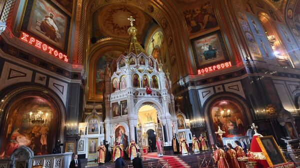 В храме Христа Спасителя в Москве во время праздничного пасхального богослужения В храме Христа Спасителя в Москве во время праздничного пасхального богослужения
