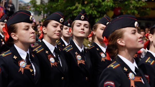 Девушки-курсанты во время военного парада, посвященного 72-й годовщине Победы в Великой Отечественной войне 1941-1945 годов, в Симферополе Девушки-курсанты во время военного парада, посвященного 72-й годовщине Победы в Великой Отечественной войне 1941-1945 годов, в Симферополе
