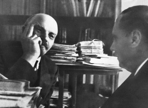 Владимир Ильич Ленин беседует с английским писателем Гербертом Уэллсом 5 октября 1920 года Владимир Ильич Ленин беседует с английским писателем Гербертом Уэллсом 5 октября 1920 года