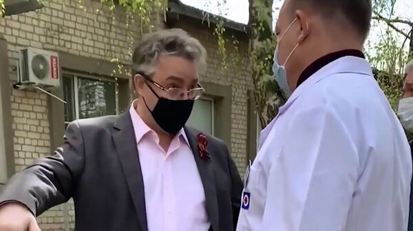 Губернатор Ставрополя с главврачом онкологического диспансера. Стоп-кадр видео Губернатор Ставрополя с главврачом онкологического диспансера. Стоп-кадр видео