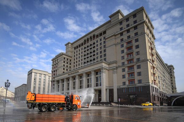 Автомобиль коммунальных служб дезинфицирует дороги и тротуары в центре Москвы Автомобиль коммунальных служб дезинфицирует дороги и тротуары в центре Москвы