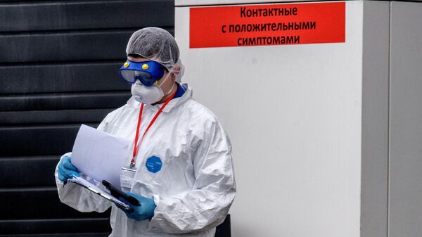 Медицинский работник на территории карантинного центра в Коммунарке Медицинский работник на территории карантинного центра в Коммунарке