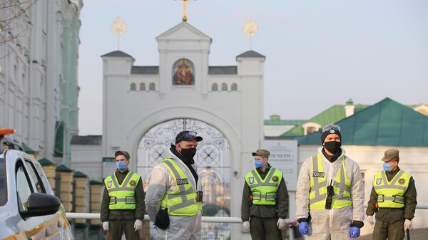 Сотрудники полиции и Национальной гвардии Украины у въезда на территорию Киево-Печерской лавры, закрытой на карантин Сотрудники полиции и Национальной гвардии Украины у въезда на территорию Киево-Печерской лавры, закрытой на карантин