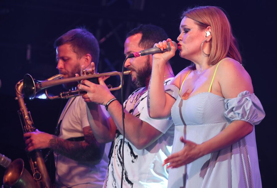 Участники коллектива GURU GROOVE FOUNDATION (Россия) во время выступления на 17-м международном музыкальном фестивале Koktebel Jazz Party в Крыму Участники коллектива GURU GROOVE FOUNDATION (Россия) во время выступления на 17-м международном музыкальном фестивале Koktebel Jazz Party в Крыму