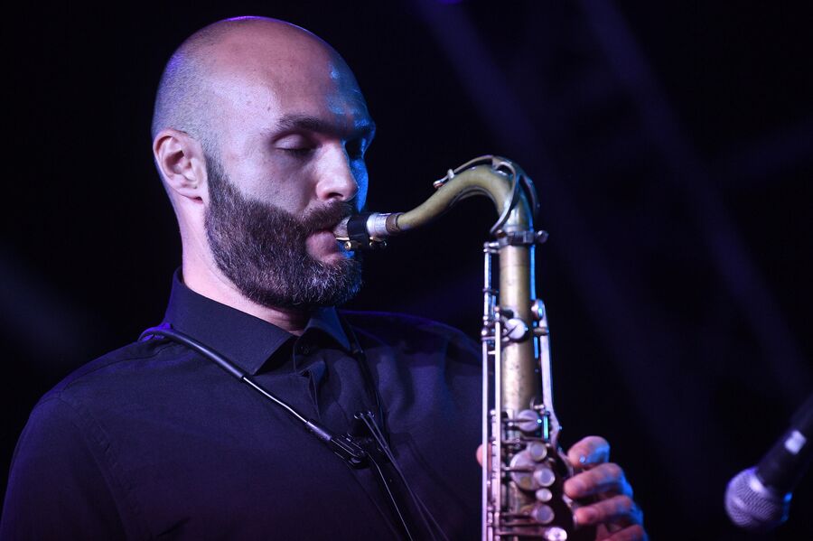 Джазовый музыкант, основатель оркестра SG BIG BAND Сергей Головня во время выступления на 17-м Международном музыкальном фестивале Koktebel Jazz Party в Крыму. Джазовый музыкант, основатель оркестра SG BIG BAND Сергей Головня во время выступления на 17-м Международном музыкальном фестивале Koktebel Jazz Party в Крыму.